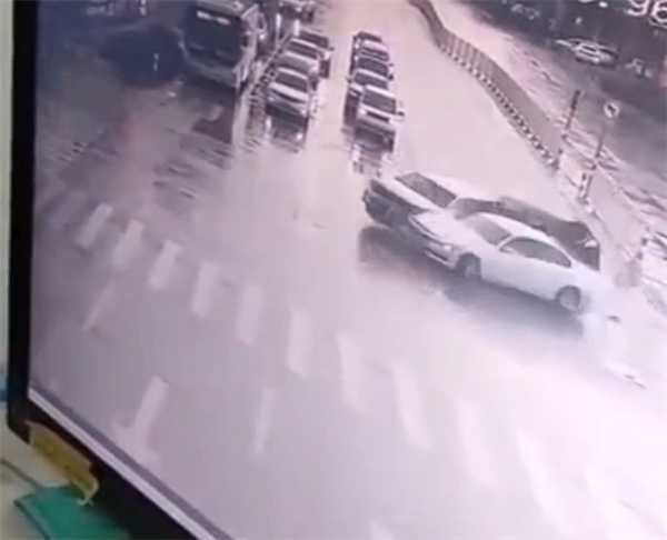 特斯拉客服回应台州2死1伤追尾事故:车无质量问题