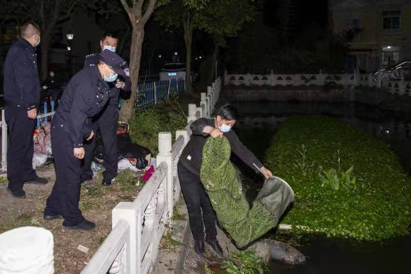 民警和工作人员现场查获钓鱼工具。