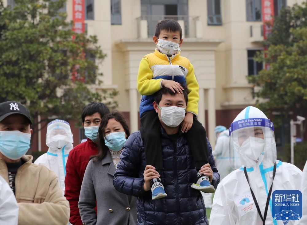 3月19日，上海康城居民排队进行核酸采样。