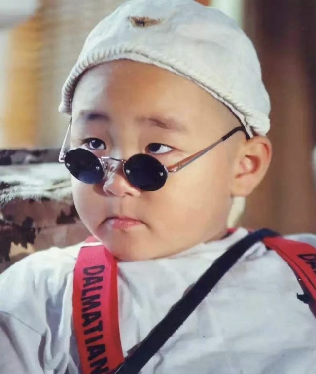 该网友写道:"瑞姐姐嫁给了我小时候喜欢的明星,世界就是这么奇妙,缘分