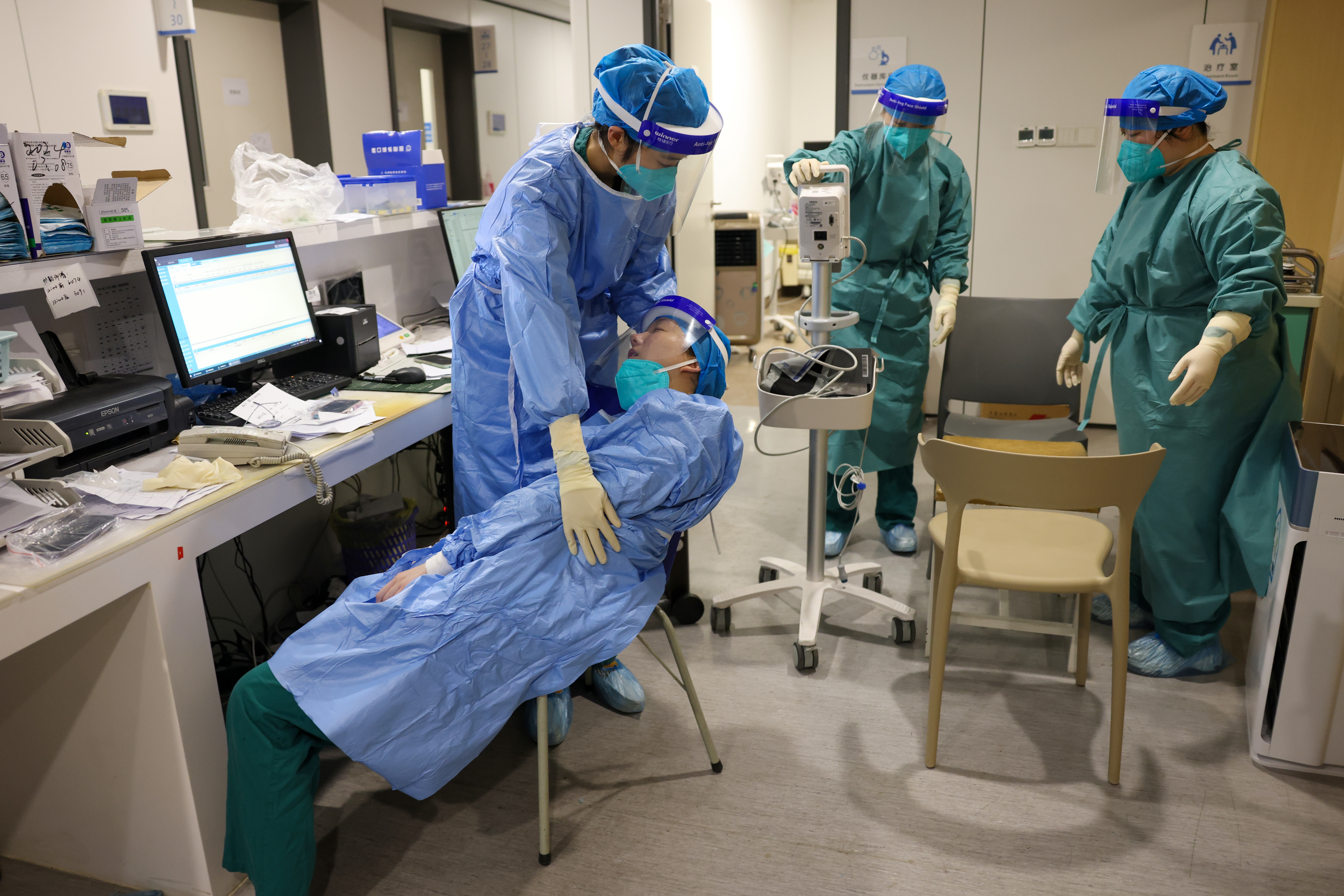 田卓然在岗位上晕倒,同事紧急上前救治。 江苏省人民医院 陈俨 摄