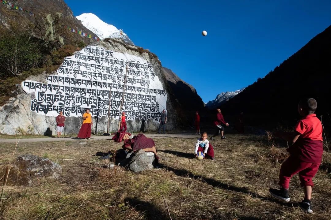 ■ 在贝丁罗瓦林山谷一个名为Sangag Choling的修道院学校,学生们正在午后的阳光下打排球。