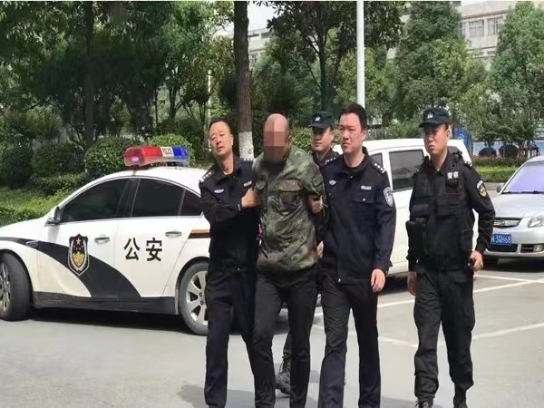 嫌疑人被抓获 图：洪江警务