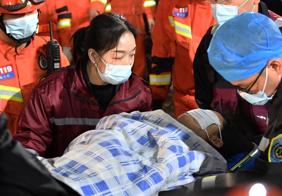 5月1日，救援人员救出第7名被困者。新华社记者陈振海 摄