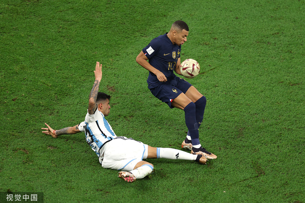 阿根廷球员抢断姆巴佩。