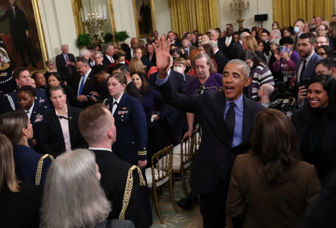 当地时间4月5日，美国华盛顿，奥巴马到访白宫，和众人打招呼。 /IC photo