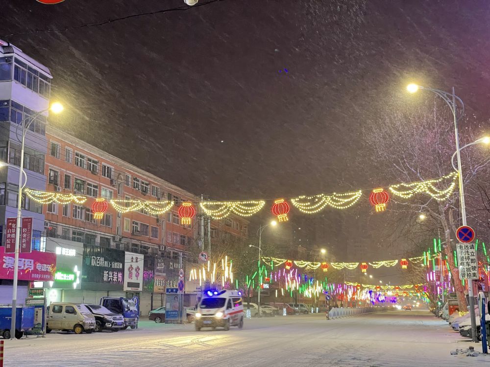 2月13日晚,雪夜里的辽宁省绥中县县城.新华社记者 李昂 摄