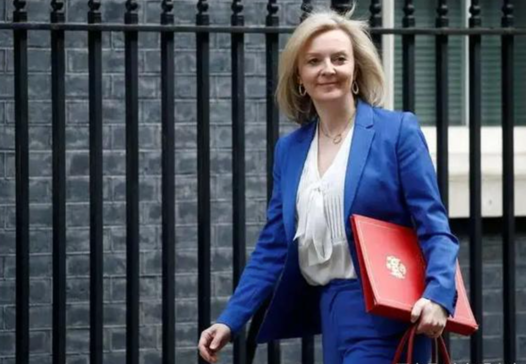 英国历史上第三位女首相宣布辞职 前任约翰逊要卷土重来？