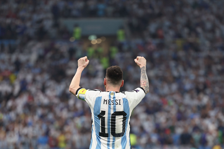 12月13日，阿根廷队球员梅西在比赛中主罚点球得分后庆祝。新华社记者 徐子鉴 摄