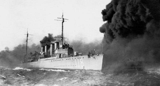 1921年莉亚号( DD-118)释放烟幕