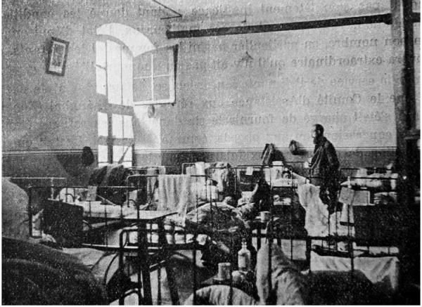 设于徐汇中学内的伤兵医院，图中站立者为程万里（图片出处《中国通讯》1938年1月）
