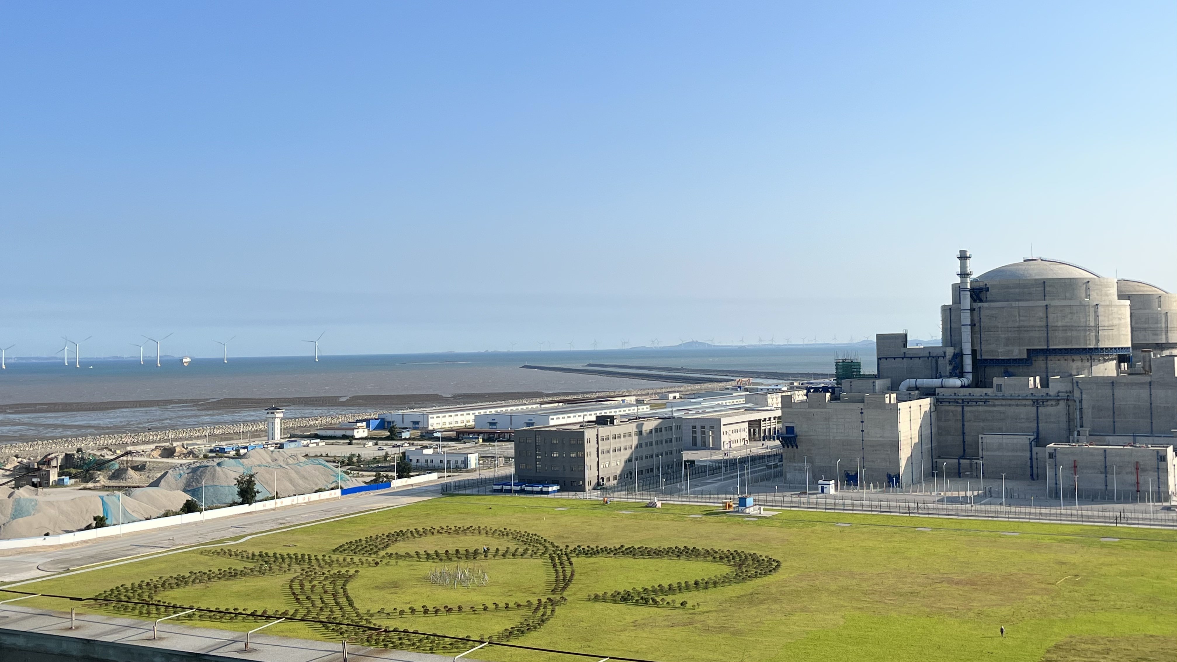 在福清核电观景平台俯瞰华龙一号示范工程