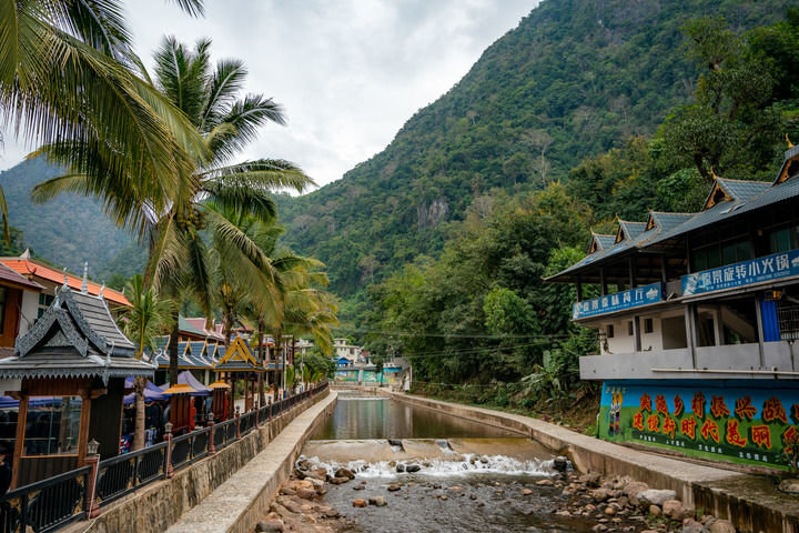 这是2022年11月24日拍摄的毗邻中老铁路的西双版纳州勐腊县关累镇傣族