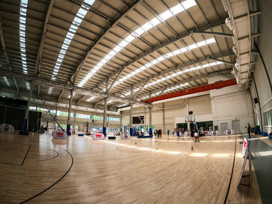 公园内体育馆篮球场全景/摄影 郑立文