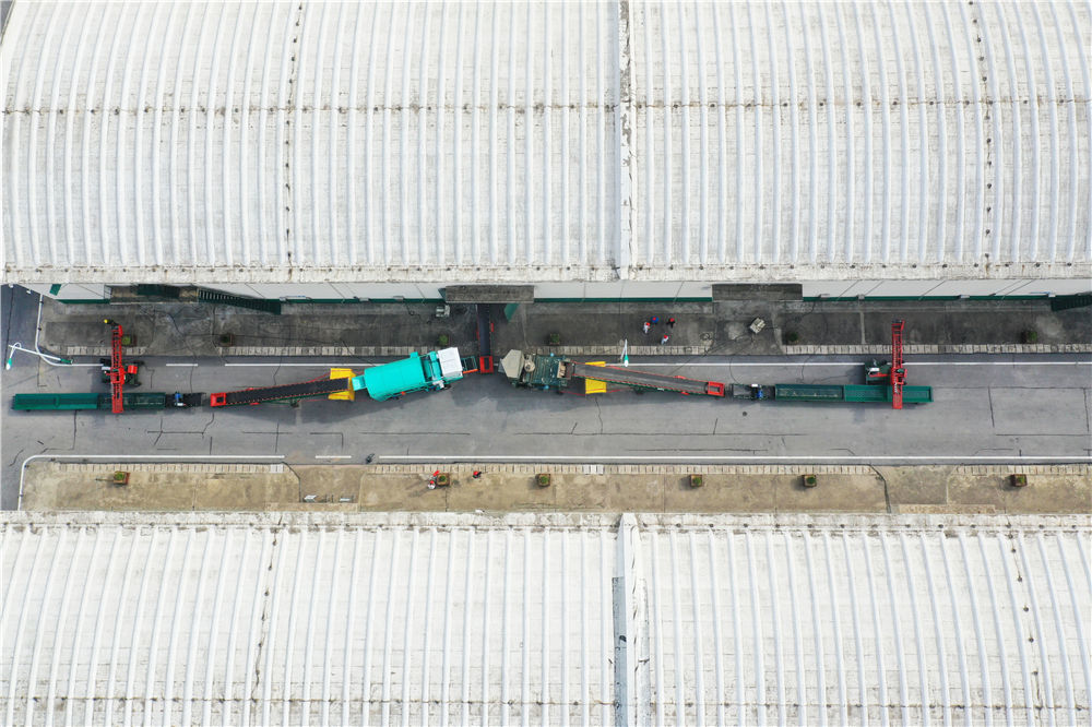 5月24日，在中央储备粮邓州直属库有限公司内，粮食入库全套流程设备已架设完毕（无人机照片）。新华社记者 张浩然 摄