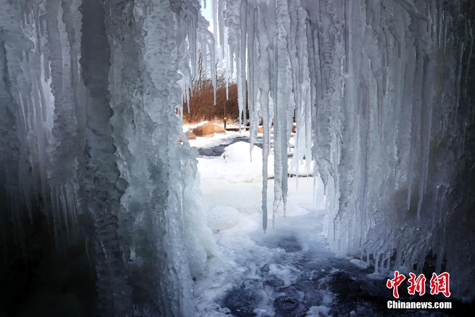 淙淙流水顺冰柱而下,十分壮观。 栾维敬 摄