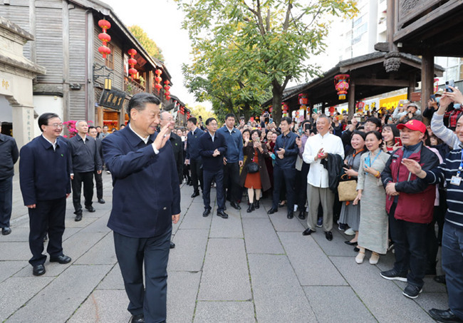 2021年3月22日至25日，中共中央总书记、国家主席、中央军委主席习近平在福建考察。这是3月24日下午，习近平在福州三坊七巷历史文化街区考察时，向游客和市民招手致意。新华社记者 鞠鹏 摄