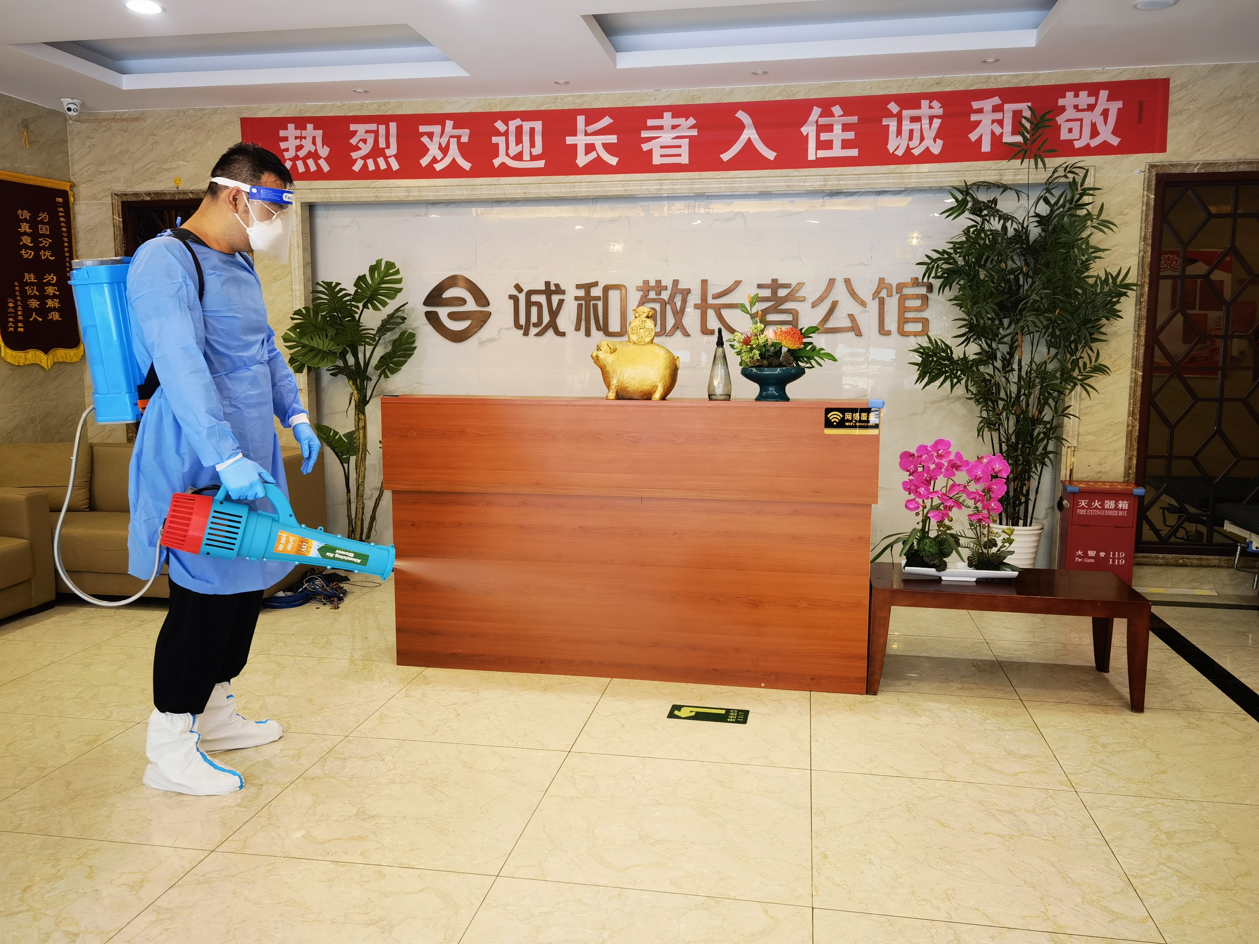 养老院封闭管理后,工作人员每天定时消杀。 受访者供图