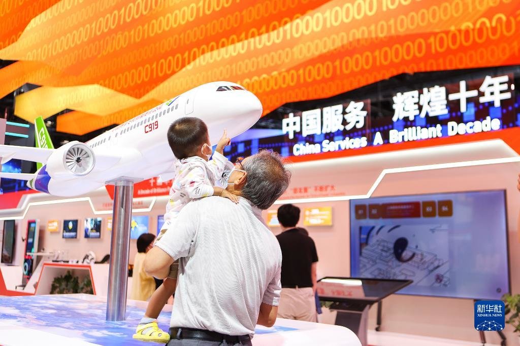 9月5日，观众在服贸会国家会议中心参观中国服务贸易成就展。新华社记者 郝昭 摄