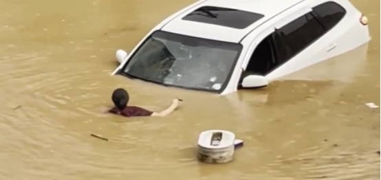 当地时间8日，韩国京畿道坡州市某住宅区车辆被水淹没。 图自韩媒