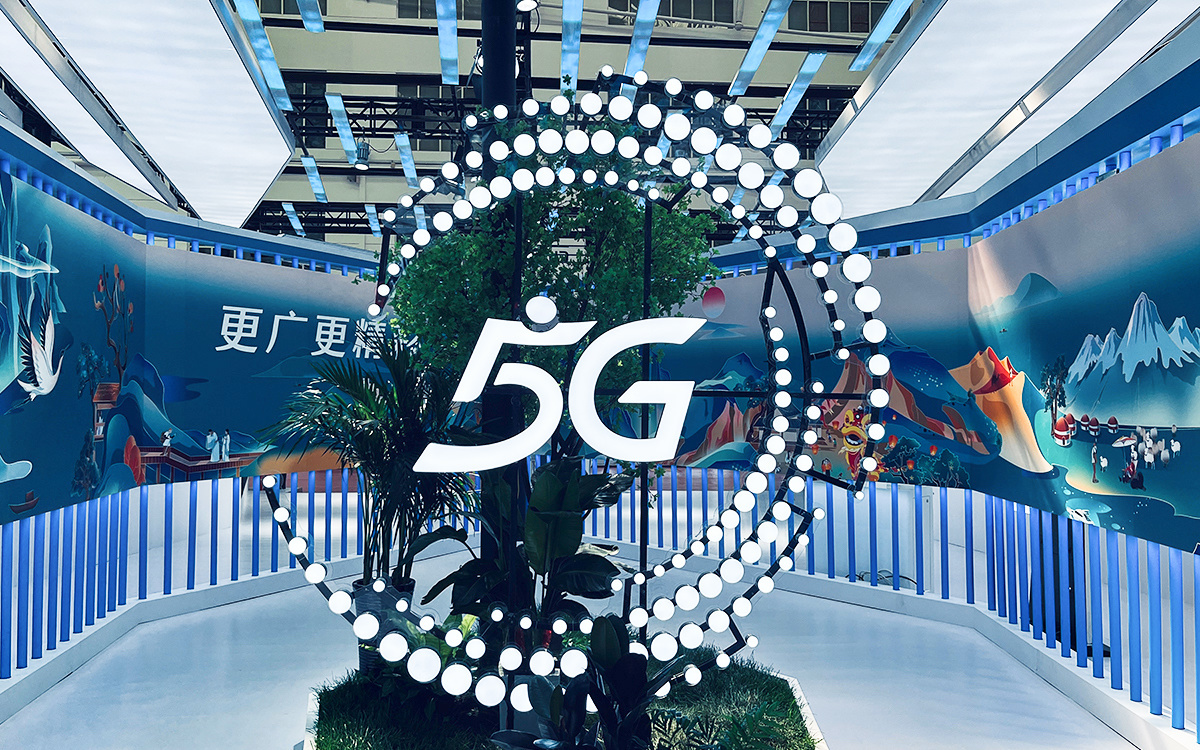 2022世界5G大会展台物体(图片来源:由钛媒体App拍摄)