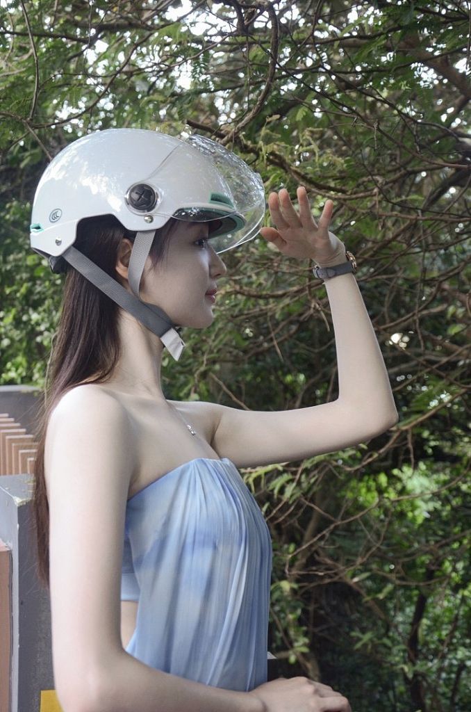 王楚然相逢时节花絮释出头戴机车帽化身初恋女神