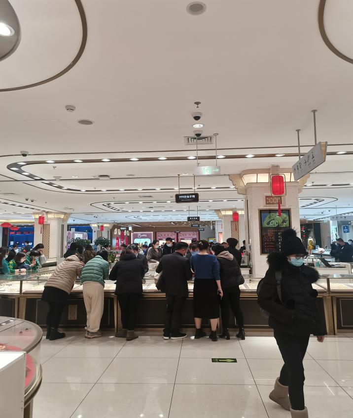北京菜百商场里消费者正购买黄金首饰 记者 王方圆 摄影