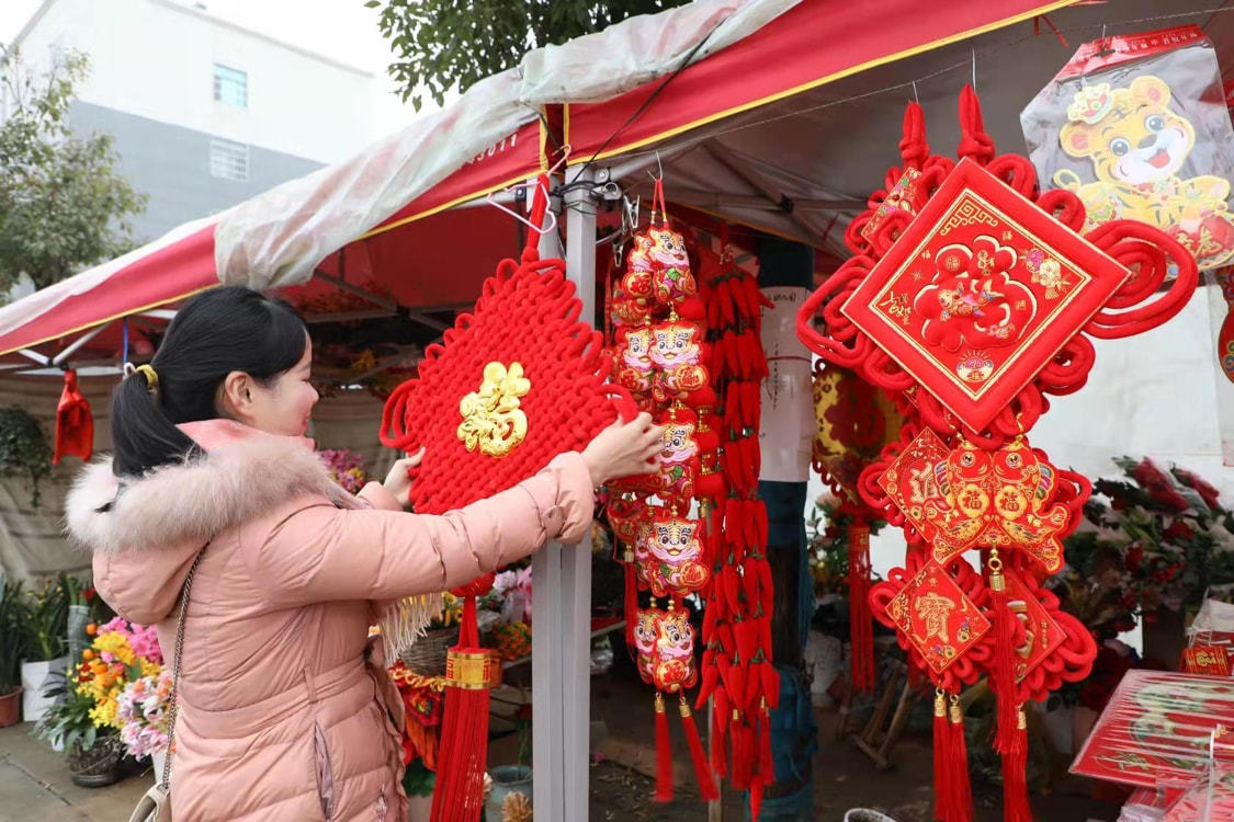 河南淮濱:美好生活看淮濱 群眾置辦年貨忙__鳳凰網