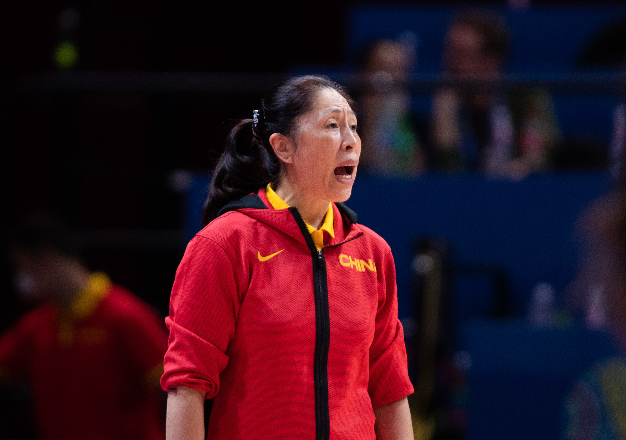 9月26日，中国队主教练郑薇在比赛中指挥。新华社发（胡泾辰摄）