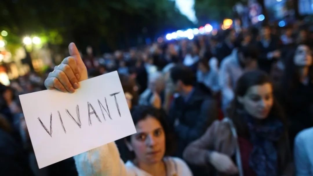 ▲ 法国民众抗议安乐死游行时出示的法语标语，上面写着“活着”。(法新社图）