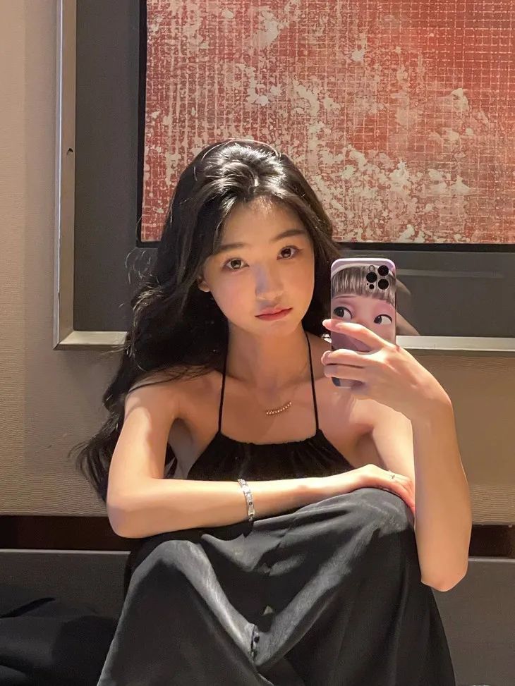 乐活家看完易梦玲的对镜自拍我发现她是真的不爱换手机壳呀