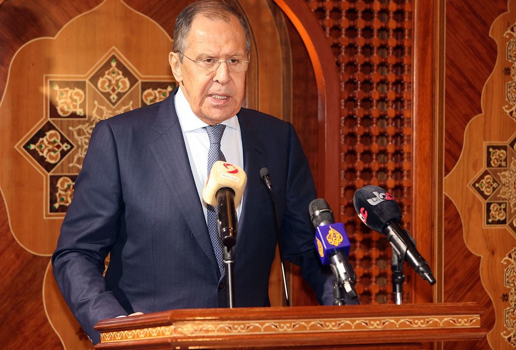 俄罗斯外长与阿曼外交大臣举行联合新闻发布会。图为拉夫罗夫讲话。
