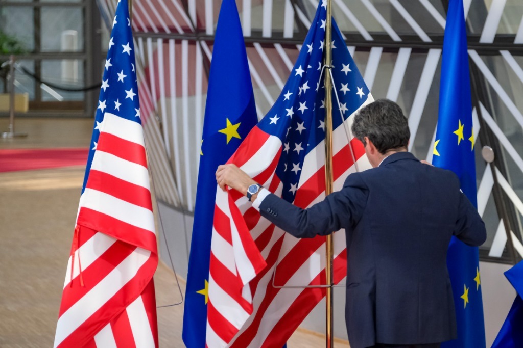 3月24日，工作人员在比利时布鲁塞尔的欧盟总部整理美国国旗。新华社记者张铖摄