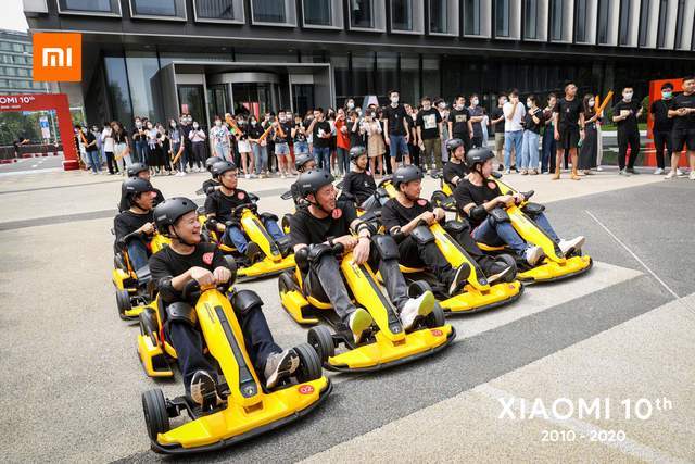 可以说滑板车已经成为了小米员工的重要工作助力,而至于卡丁车,那么就