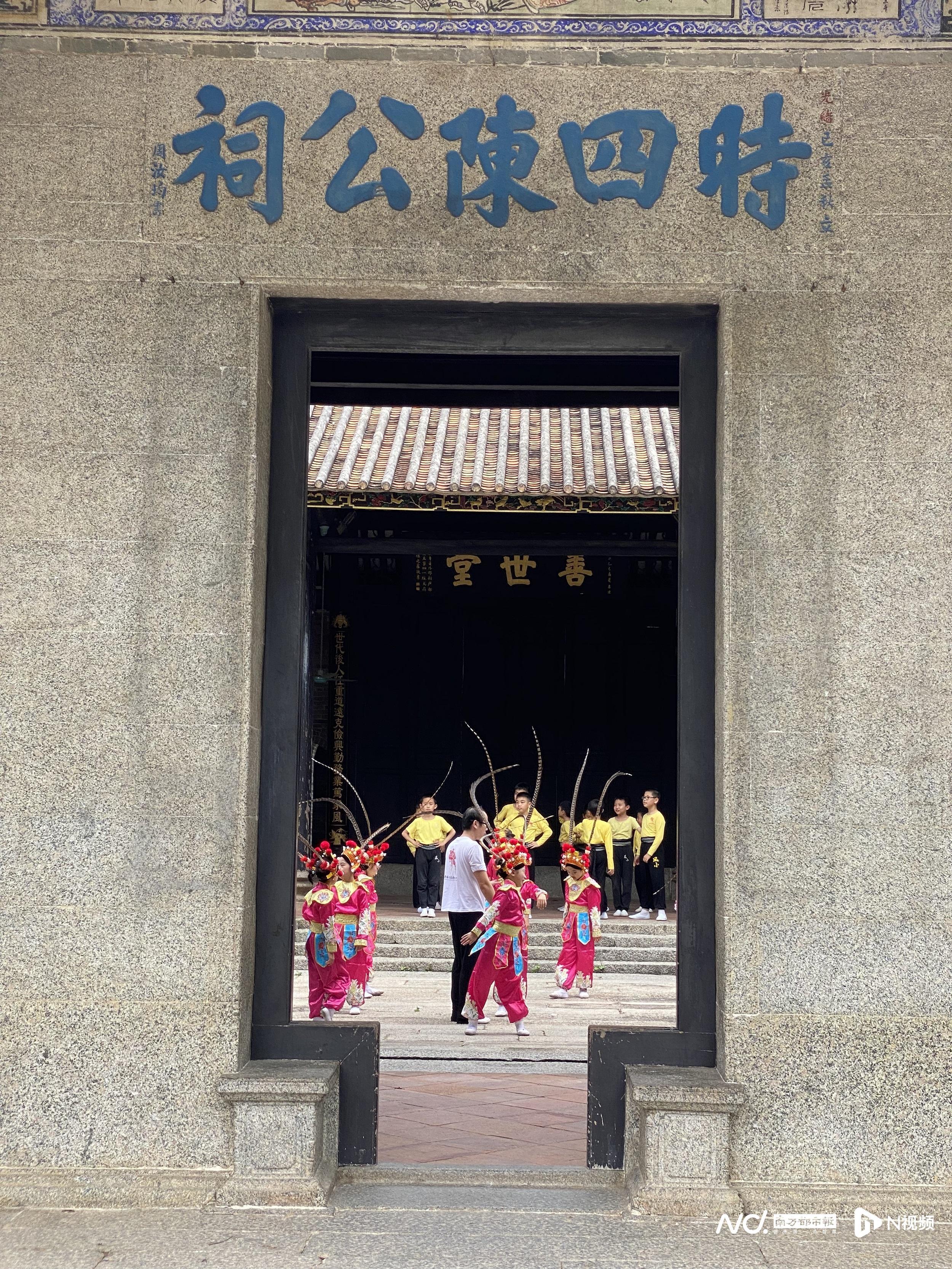 学习粤剧的孩童们在莲塘村古祠堂里练功。.jpg