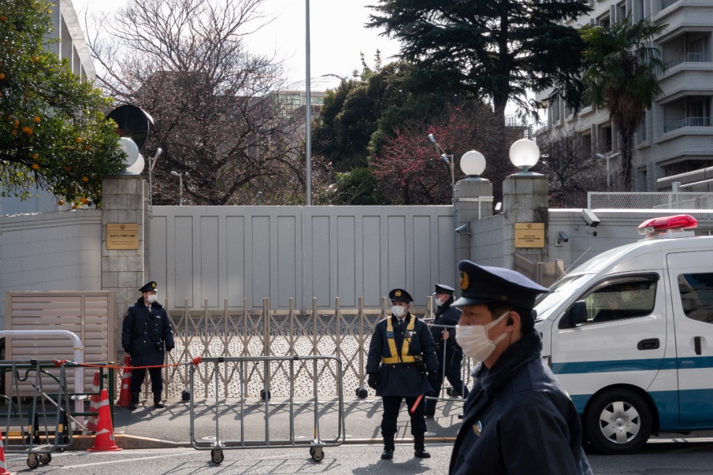 2月23日，在日本东京，警察站在俄罗斯驻日本大使馆外。日本首相岸田文雄23日宣布对俄罗斯实施制裁。新华社记者张笑宇摄