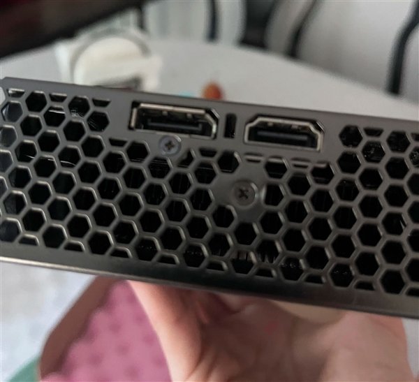 玩家买到诡异的GTX Titan X卡皇:五个接口 少了仨