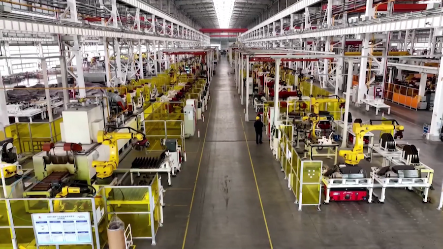 2022年4月19日，上海，三一重机上海临港产业园已复工。工人在车间工作。（视频截图）