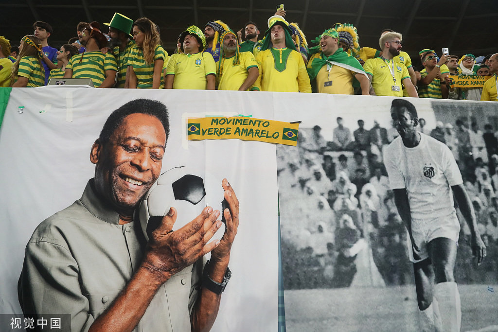 巴西球迷挂出贝利巨幅海报。