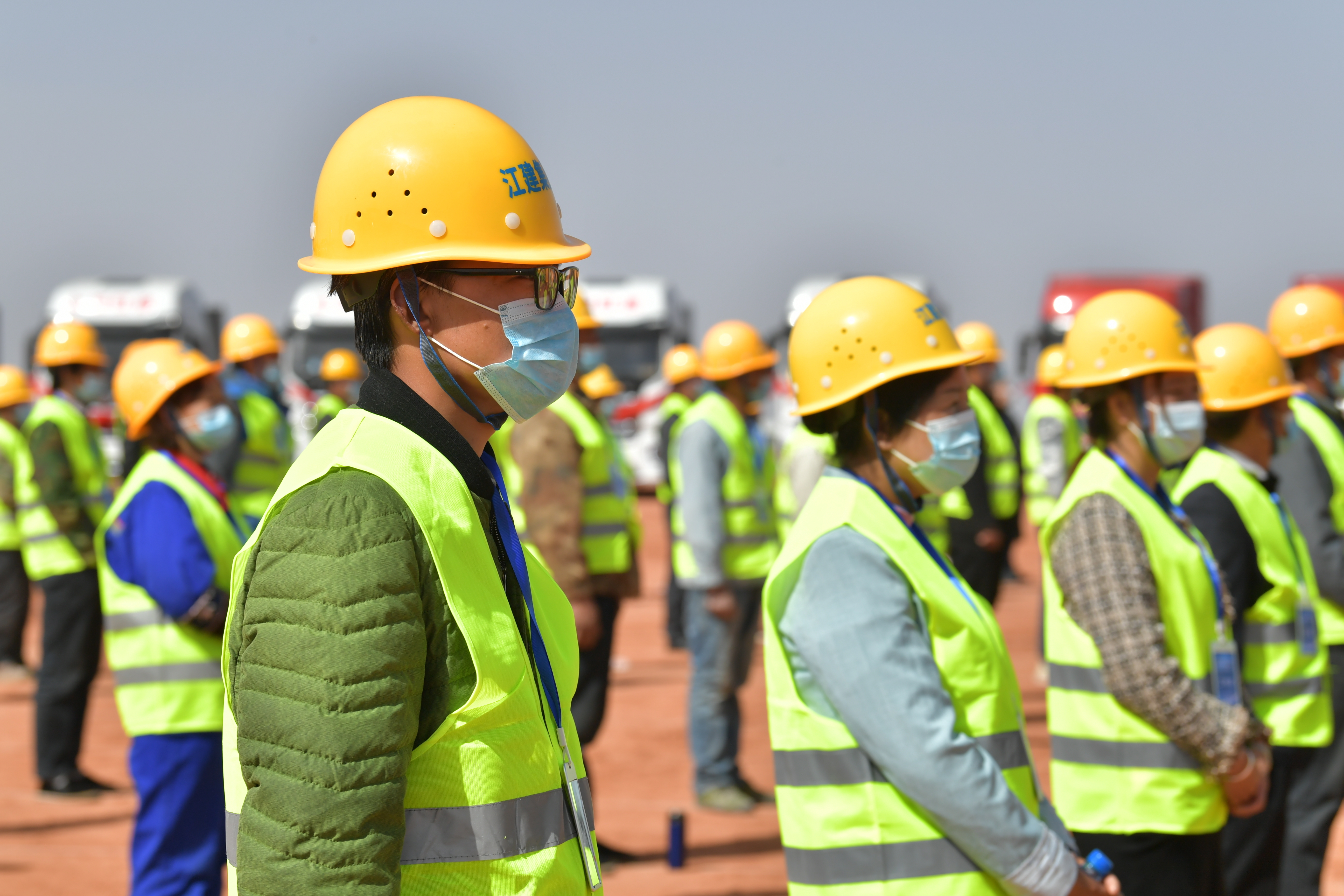 伊金霍洛旗蒙蘇經濟開發區的隆基綠能科技股份有限公司電池工廠施工