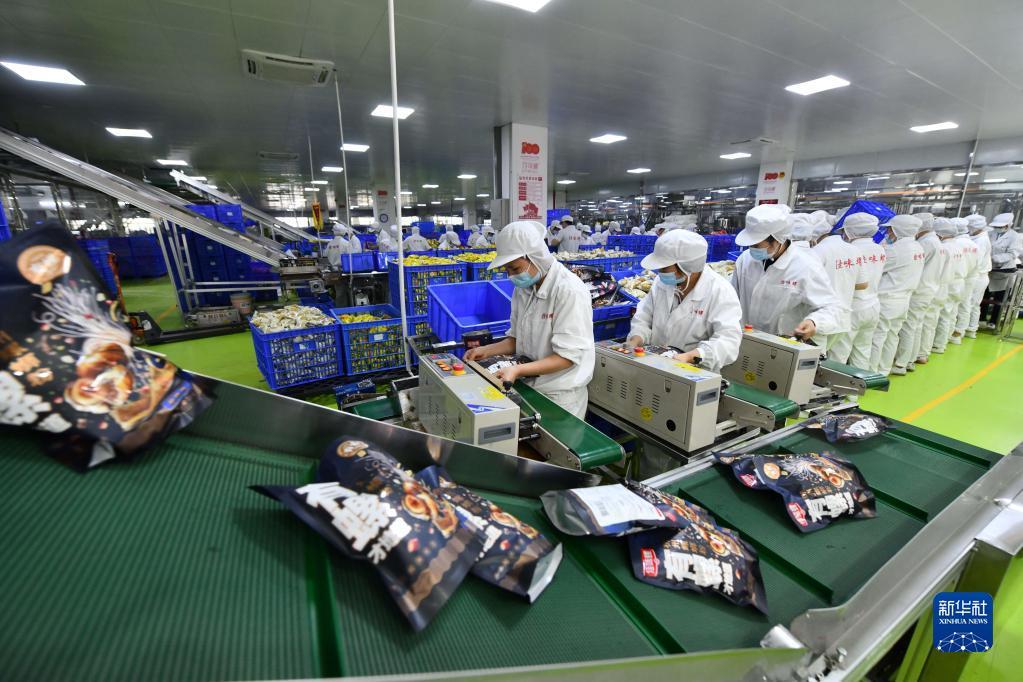 在广西柳州市螺蛳粉生产集聚区的广西善元食品有限公司螺蛳粉生产车间，工人在生产线上包装产品（1月6日摄）。新华社记者 黄孝邦 摄
