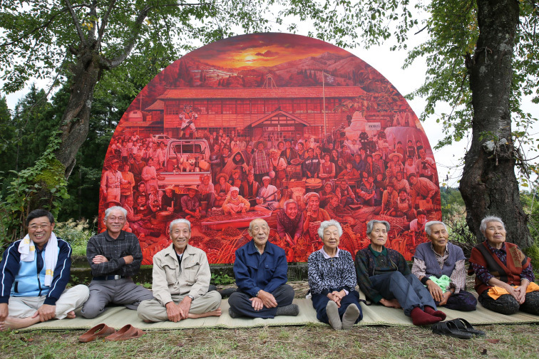 同许多“里山地区”一样,越后妻有地区人口流失、老龄化的问题日益严重。 越后妻有大地艺术祭官网 图