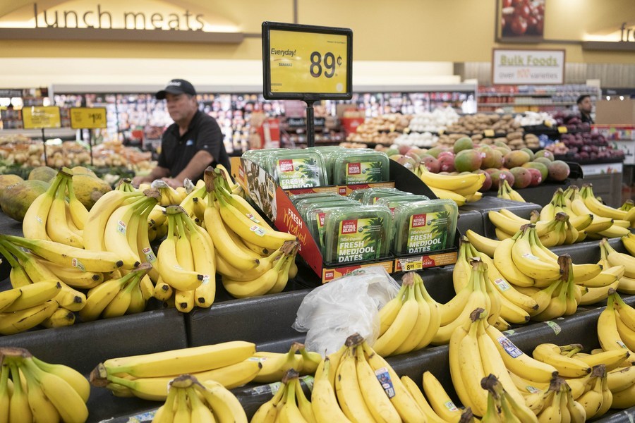 8月10日,顾客在美国加利福尼亚州米尔布雷一家超市购物.