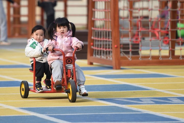 小朋友在雄安容和双文幼儿园玩耍（3月23日摄）。新华社记者 骆学峰 摄