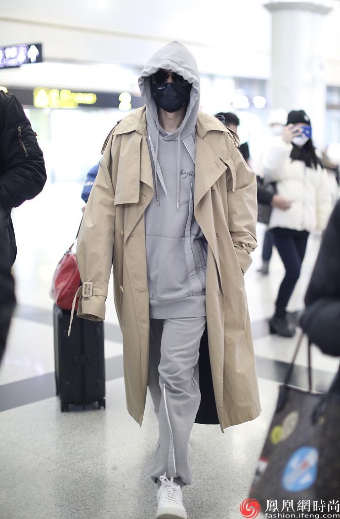 张杰穿卡其色风衣浅灰运动套装,白色系带板鞋运动又时尚__凤凰网