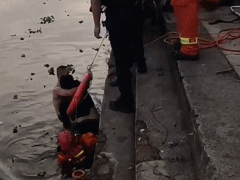 救人×12,这个民警太牛了