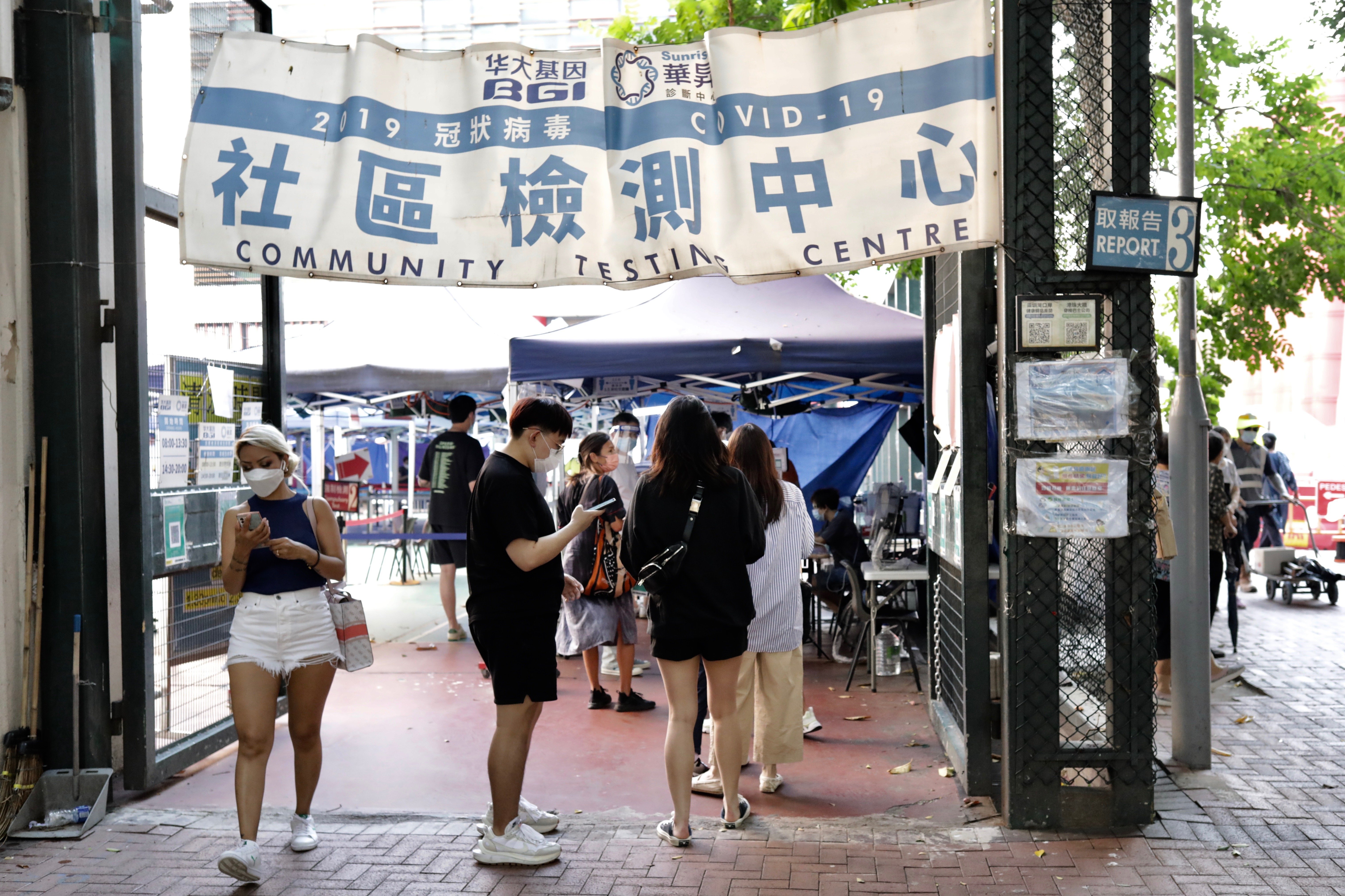 近日，香港新冠确诊人数持续增多，图为香港市民排队进行检测（图源：IC Photo）
