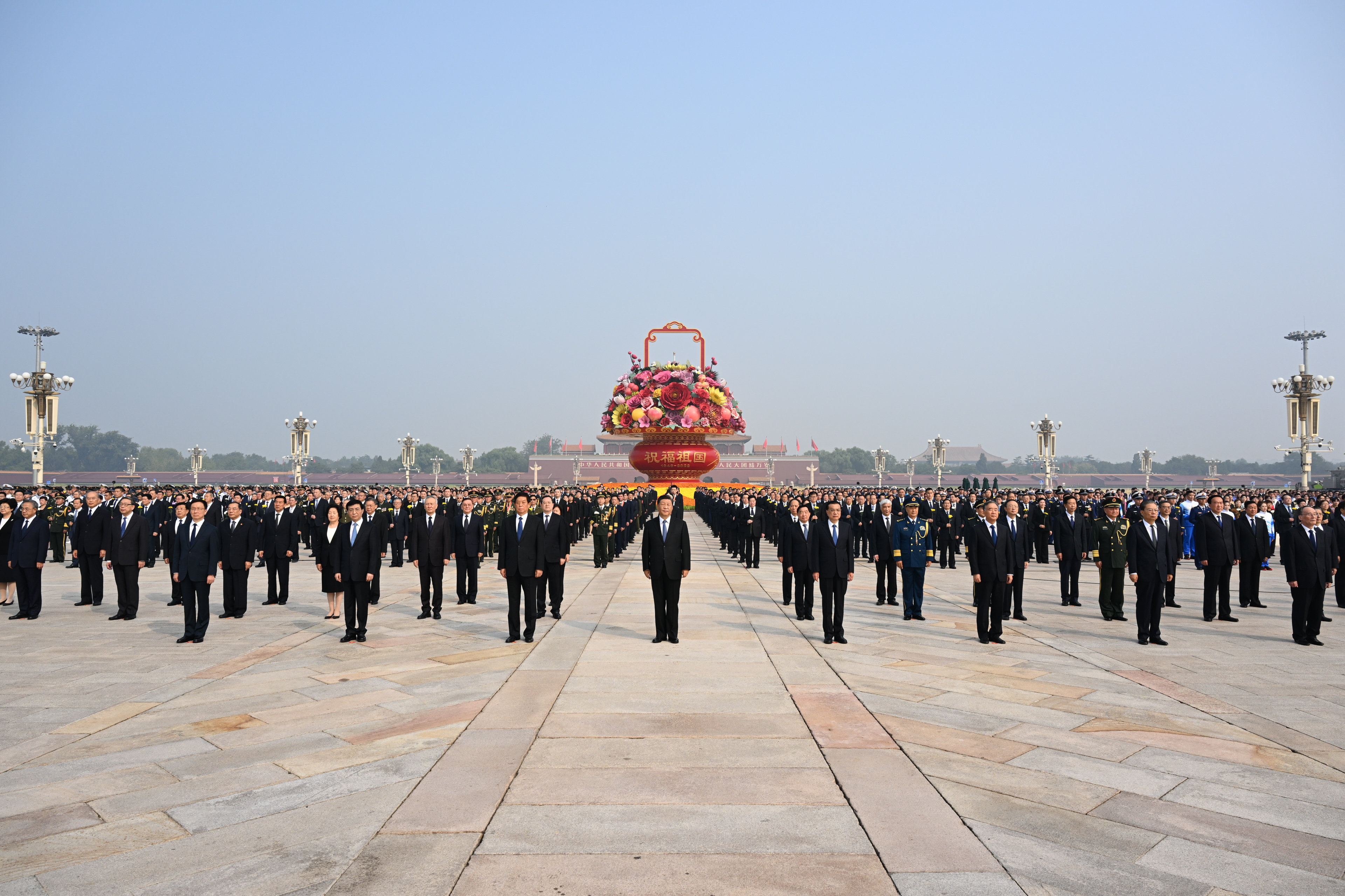 9月30日上午，党和国家领导人习近平、李克强、栗战书、汪洋、王沪宁、赵乐际、韩正、王岐山等来到北京天安门广场，出席烈士纪念日向人民英雄敬献花篮仪式。