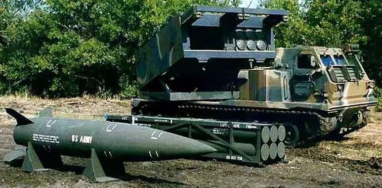M270和“海马斯”一样，可以方便地更换火箭弹和战术导弹