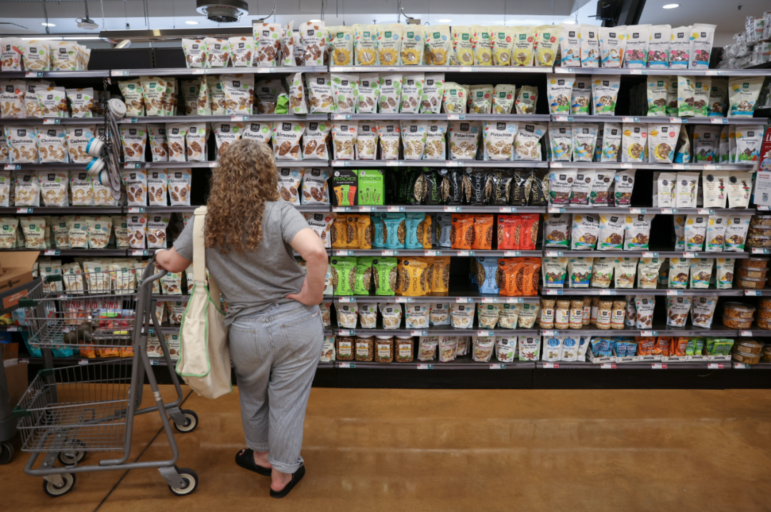 当地时间2022年6月10日，美国纽约，顾客在超市购物。图/IC photo